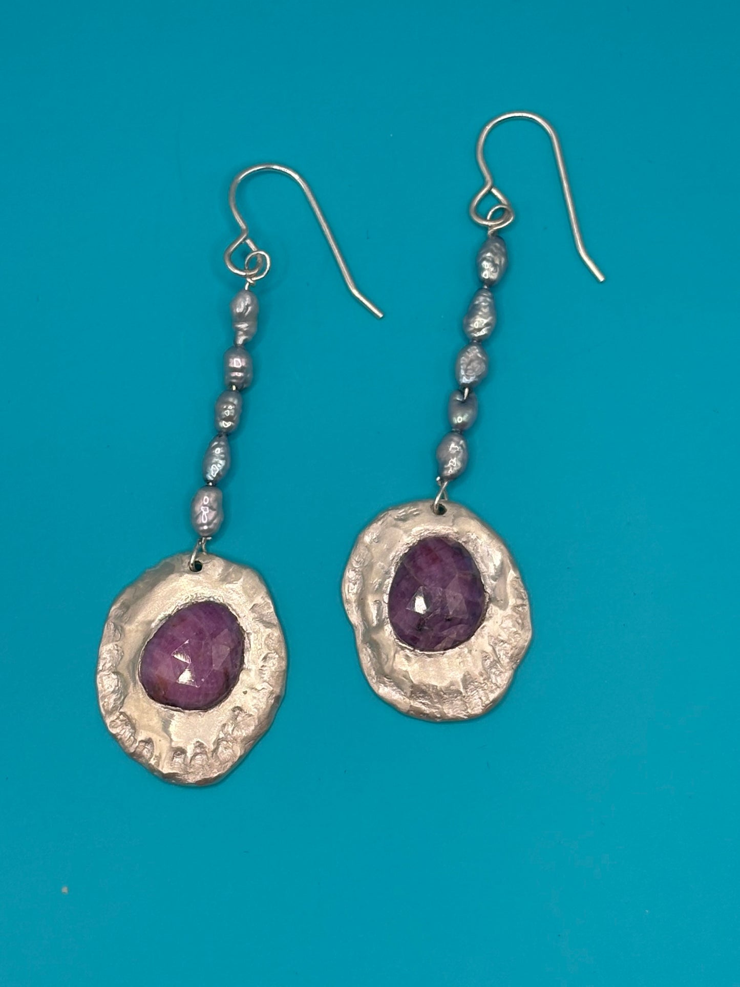 Bàirnich (Limpets) with Rubies and Grey Pearls